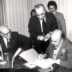 امضاء پرونده بنیاد پهلوی توسط هویدا