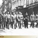هیتلر و رهبران حزب نازی . مارشال گورینگ در سمت راست وی دیده میشود .