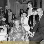 شاه و مادرش همراه با جمع دیگری از اعضای خانواده پهلوی