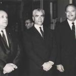 محمد ایوب خان رییس جمهور پاکستان ( راست ) ، محمد رضا پهلوی و سلیمان دمیرل نخست وزیر ترکیه ( ۱۳۴۷ )