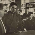 بازدید محمد رضا پهلوی در دوران ولیعهدی از کتابخانه دانشسرای عالی . پروین اعتصامی که در آن زمان رئیس کتابخانه بود در عکس دیده میشود ( ۱۳۱۶ )