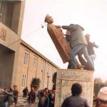 سرنگونی مجسمه شاه در دانشگاه تهران توسط دانشجویان  