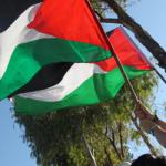 منع تکان دادن پرچم فلسطین