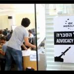 «معامله در فیس بوک»، اتاق جنگ اتحادیه دانشجویان اسرائیلی پشت میزهای رایانه‌ها 