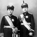 تصویری از احمدشاه و ولی عهد در نمایش نظامی وزارت جنگ