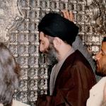 عکسی قدیمی از رهبر شهید در حال زیارت حرم امام رضا