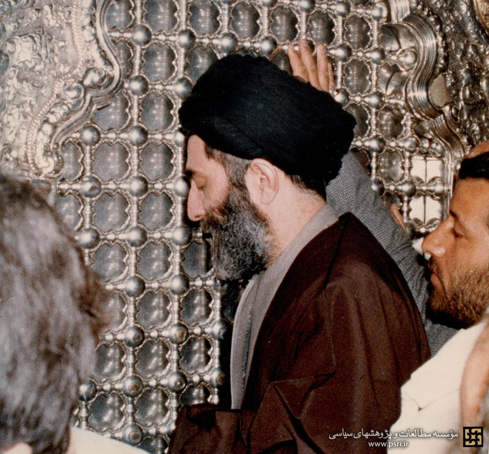 عکسی قدیمی از رهبر شهید در حال زیارت حرم امام رضا