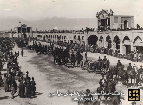 عبور ادوات نظامی از میدان توپخانه