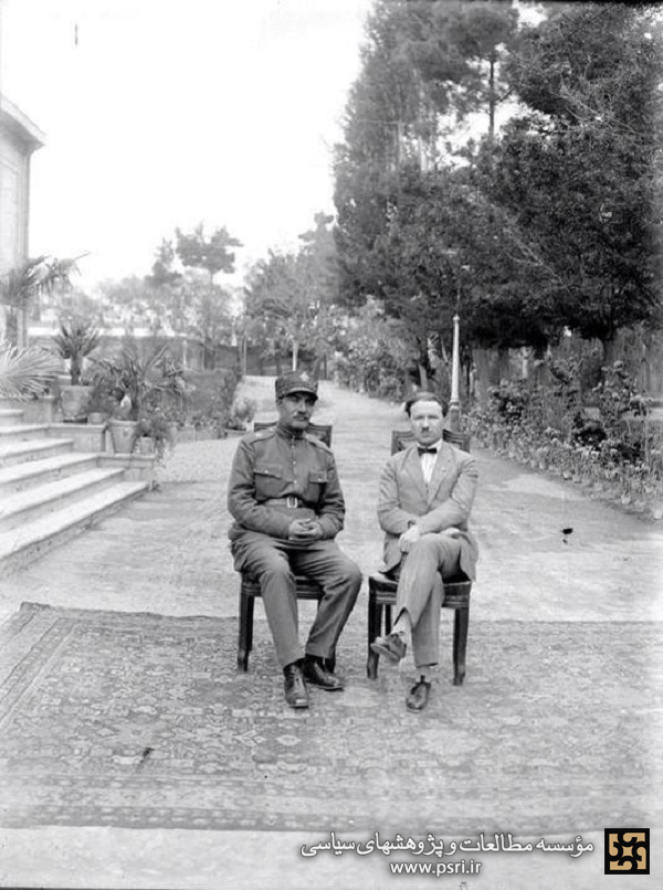 رضاخان در کنار سفیر شوروی در تهران 