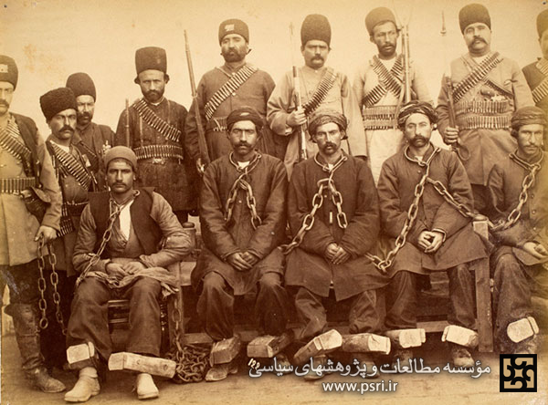 زندانیان قاجار در کنار زندانبانان