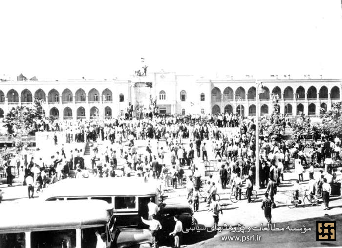 پایین کشیدن مجسمه شاه