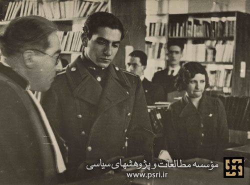 بازدید محمد رضا پهلوی در دوران ولیعهدی از کتابخانه دانشسرای عالی . پروین اعتصامی که در آن زمان رئیس کتابخانه بود در عکس دیده میشود ( ۱۳۱۶ )