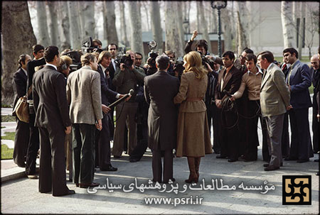 محمدرضا پهلوی و فرح در حال مصاحبه با خبرنگاران