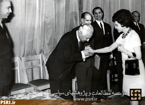 مؤسس روزنامه اطلاعات در حال دستبوسی شمس پهلوی
