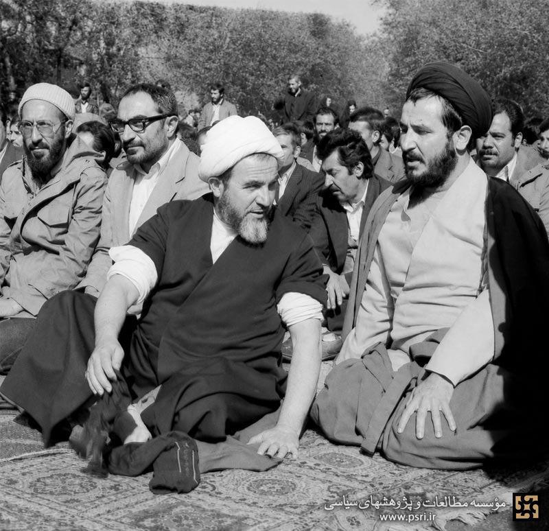 اقامه نماز لاجوردی در مقابل محل انفجار بمب