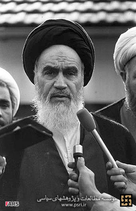 تصویری از امام خمینی در حال مصاحبه