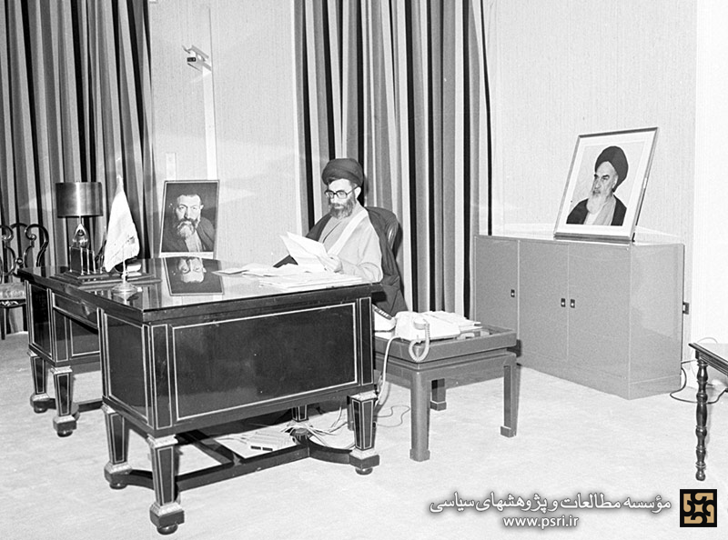 تصویر شهید بهشتی بر روی میز کار شهید خامنه‌ای