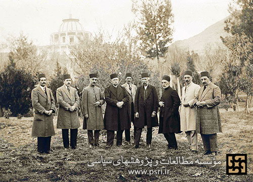 میرزا حسن خان مستوفی الممالک در میان جمعی از رجال