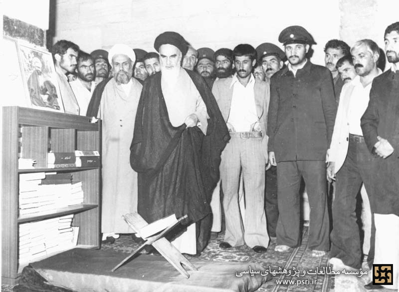 حضور حضرت امام در مزار شهید مرتضی مطهری