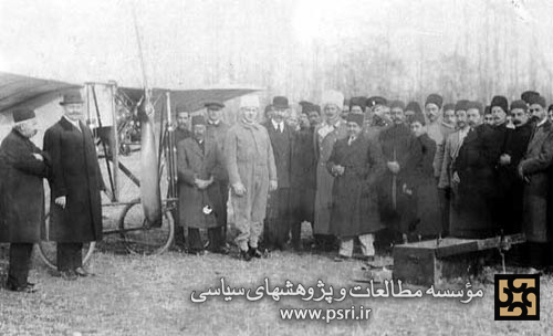 احمدشاه و محمد حسن میرزا ولیعهد به هنگام بازدید  از یک هواپیمای ملخ دار
