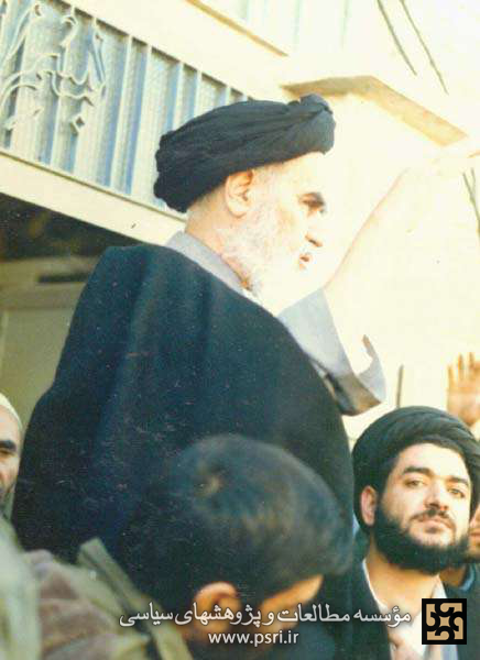 تصویری از حجت‌الاسلام محتشمی پور در کنار امام خمینی