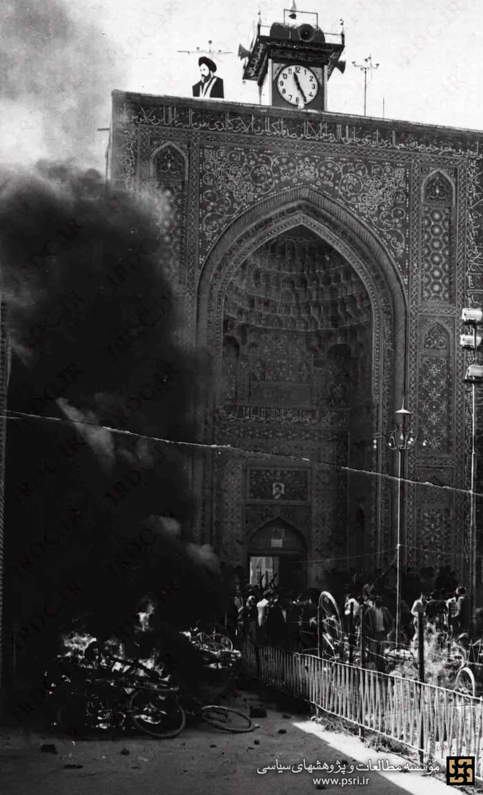 جشن در دربار و اعتراض در خیابان
