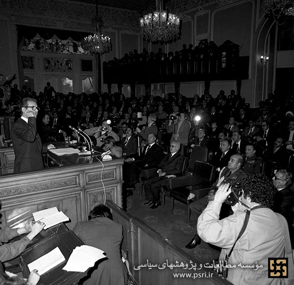 شاپور بختیار هنگام معرفی کابینه خود در صحن مجلس شورای ملی