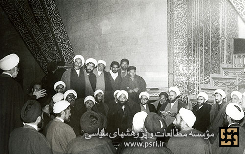 تحصن روحانیون مبارز در مسجد دانشگاه تهران برای بازگشت امام خمینی