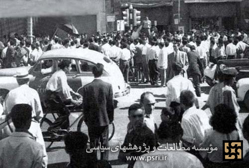 طرفداران شاه در خیابان فردوسی تهران در روز ۲۸ مرداد ۱۳۳۲