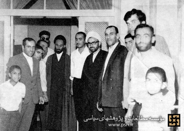 شهید سید علی اندرزگو در میان یارانش 