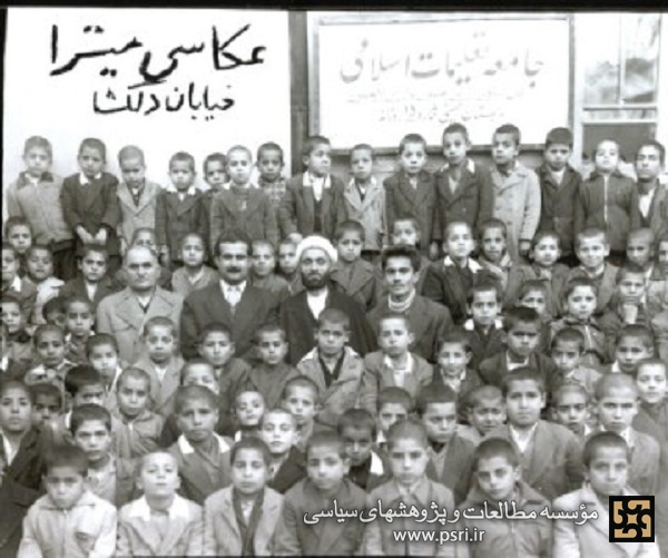 دانش آموزان یکی از مدارس وابسته به جامعه تعلیمات اسلامی در تهران 