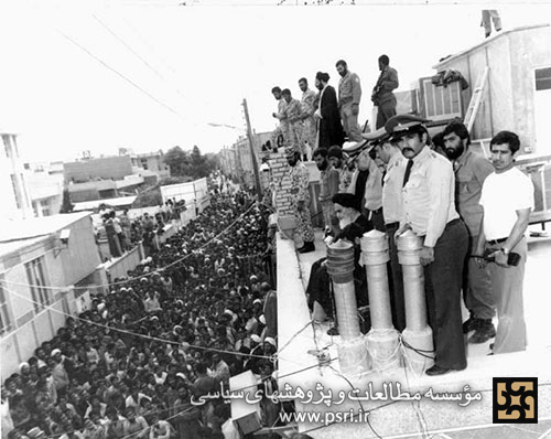 امام خمینی در پشت بام محل سکونت خود در قم