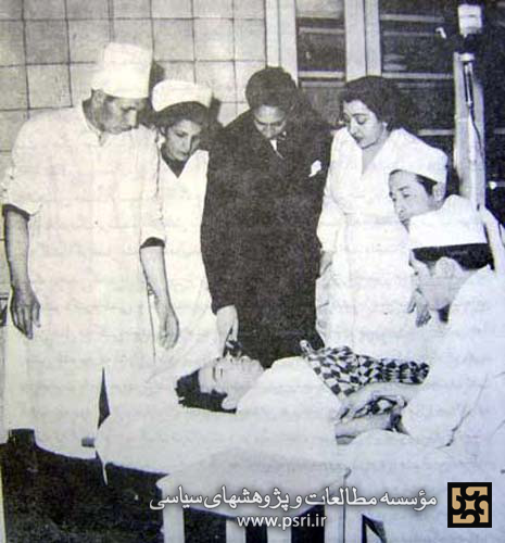 دکتر حسین فاطمی معاون نخست وزیر پس از ترور نافرجام در بیمارستان ( ۲۵ بهمن ۱۳۳۰ )