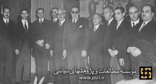 هیات ایرانی به ریاست احمد قوام ( قوام السلطنه ) قبل از سفر به مسکو  ( ۲۸ بهمن ۱۳۲۴ )