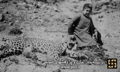 احمدشاه قاجار در سنین کودکی در کنار یک پلنگ شکار شده