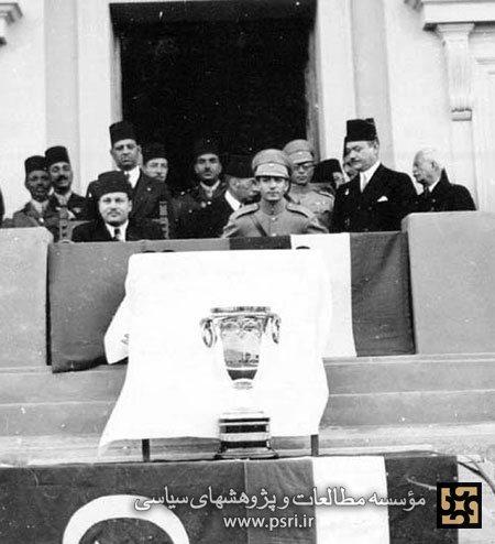 محمد رضا پهلوی در کنار ملک فواد برادر زنش (1)
