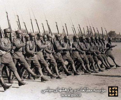 رژه سربازان ارتش ایران درزمان  جنگ جهانی دوم 