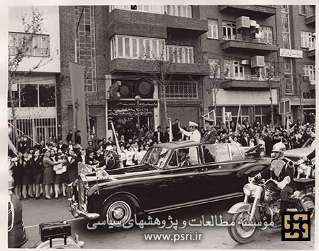 محمدرضا پهلوی و شاه حسن مراکشی در خیابانهای تهران