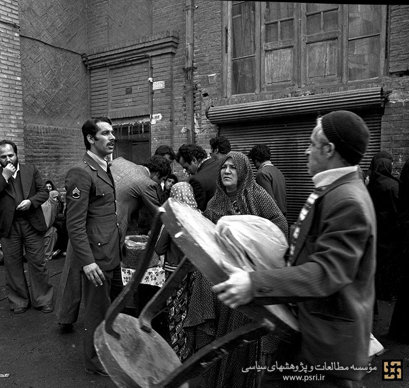 همراهی مردم با کمیته استقبال از امام خمینی