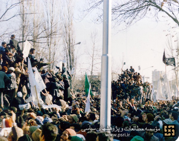 راهپیمایی مردم در دوران انقلاب و به غنیمت گرفتن دو دستگاه تانک از نظامیان