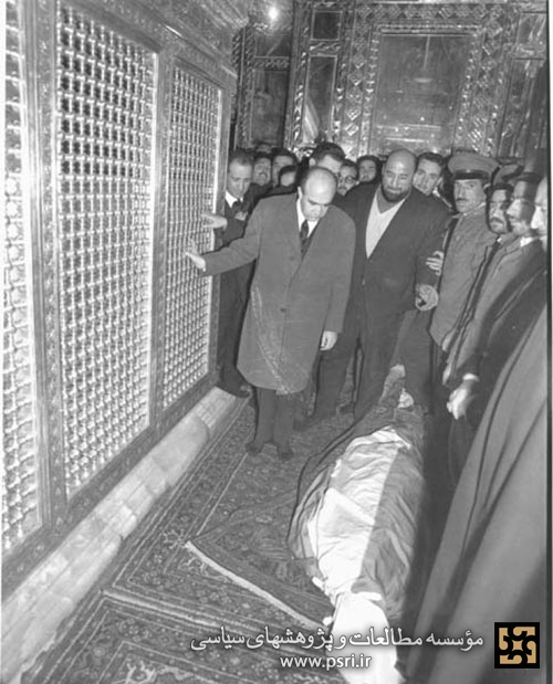 هویدا در حرم حضرت عبدالعظیم در کنار جنازه حسنعلی منصور
