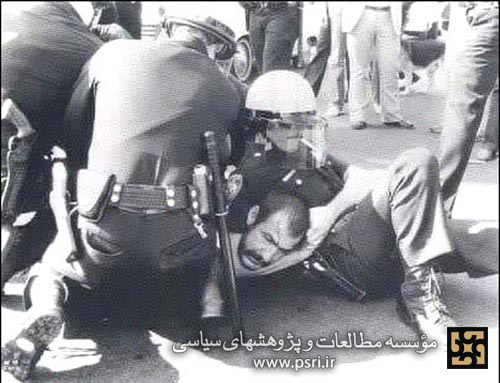 آزار تظاهرکنندگان ایرانی مخالف رژیم شاه توسط پلیس امریکا ( آبان ۱۳۵۶ )