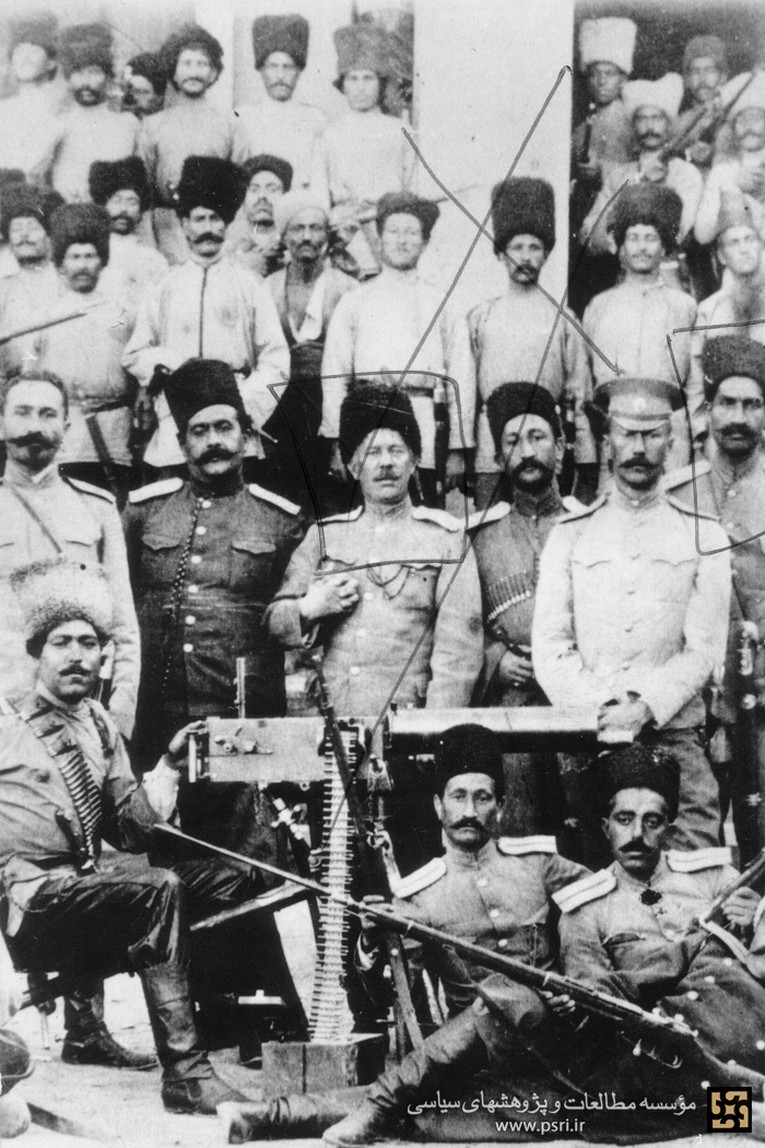  رضاخان به اتفاق جمعی ازفرماندهان و افسران روسی و ایرانی در قزاقخانه
