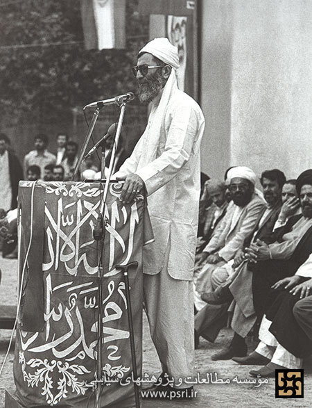 آیت الله خامنه‌ای در یکی از سفرها به سیستان و بلوچستان