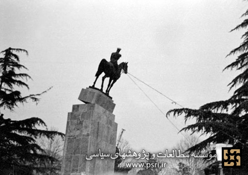 تصاویری از سقوط مجسمه شاه