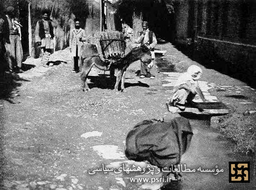 زنان در حال شستشو در کنار جوی آبی در زمان قاجار