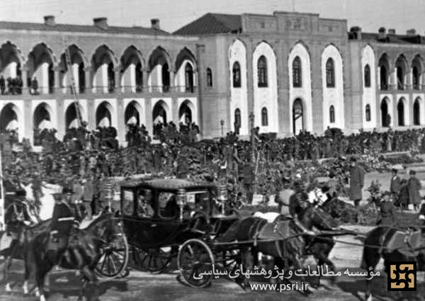 تصویری از رضا خان سوار بر کالسکه سلطنتی