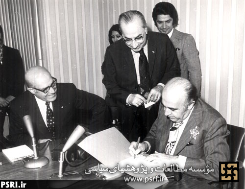 امضاء پرونده بنیاد پهلوی توسط هویدا