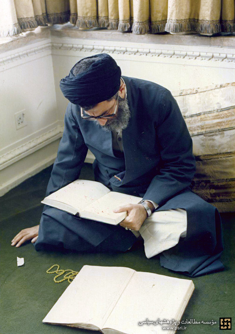 عکسی قدیمی از شهید امام خامنه‌ای در حال مطالعه