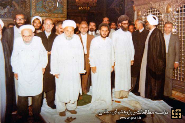تصاویری کمتر دیده‌شده از رهبر شهید در غبارروبی مرقد مطهر امام رضا (ع )